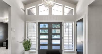 Modern Urban Retreat With Hot Tub. Close to major popular restaurants.