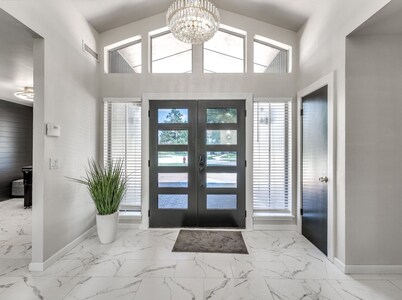 Modern Urban Retreat With Hot Tub. Close to major popular restaurants. 
