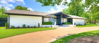 Modern Urban Retreat With Hot Tub. Close to major popular restaurants.