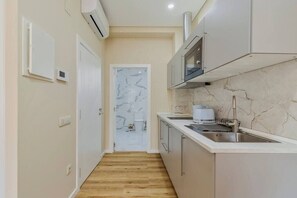 Kjøleskap, mikrobølgeovn, kokeplater og brødrister