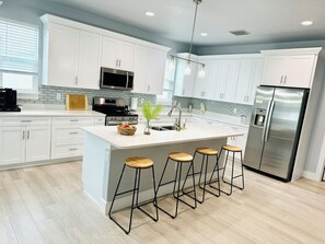 Køleskab, mikrobølgeovn, ovn, kogeplade