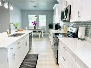 Køleskab, mikrobølgeovn, ovn, kogeplade