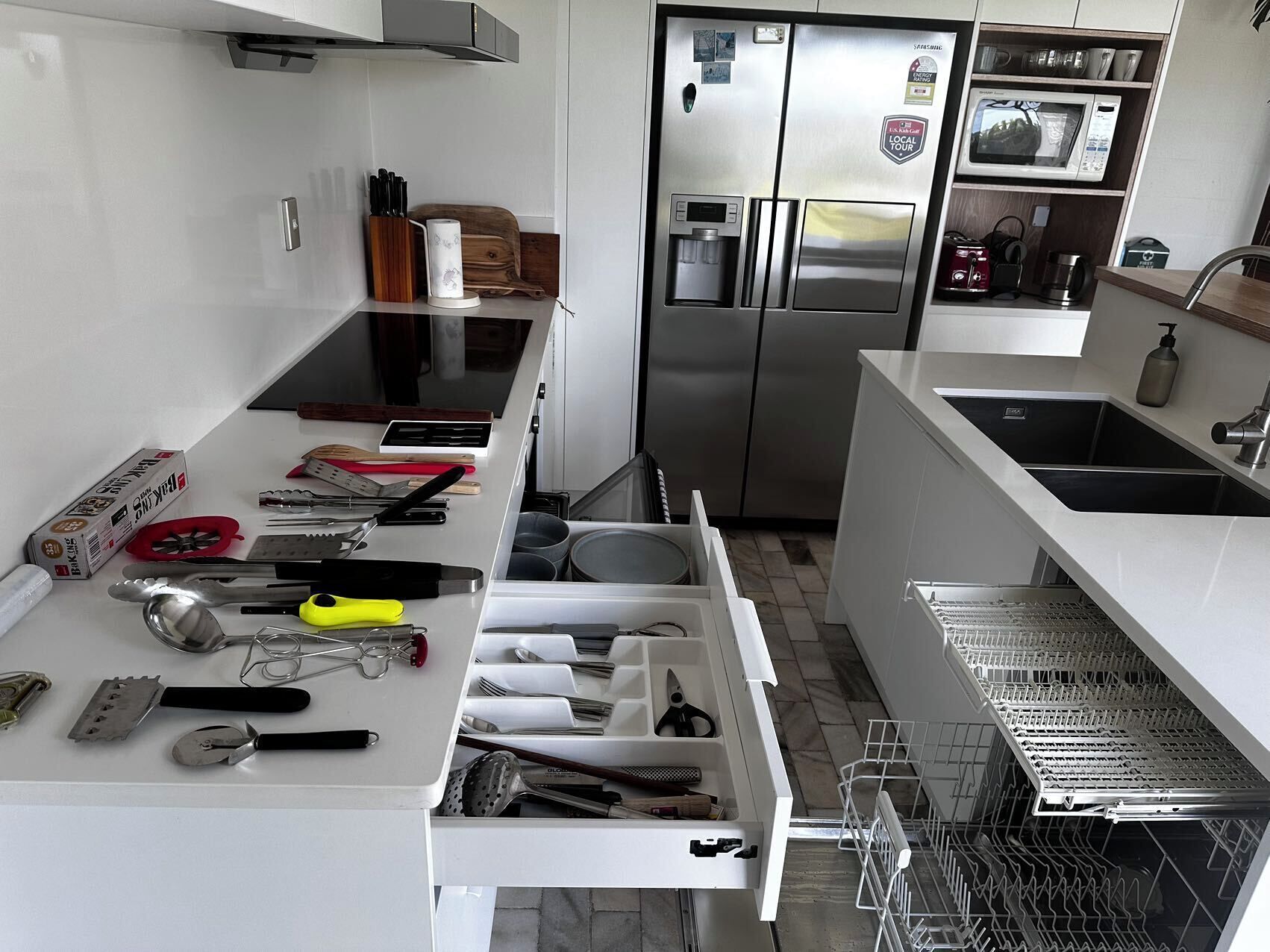 Réfrigérateur, micro-ondes, four, plaque de cuisson