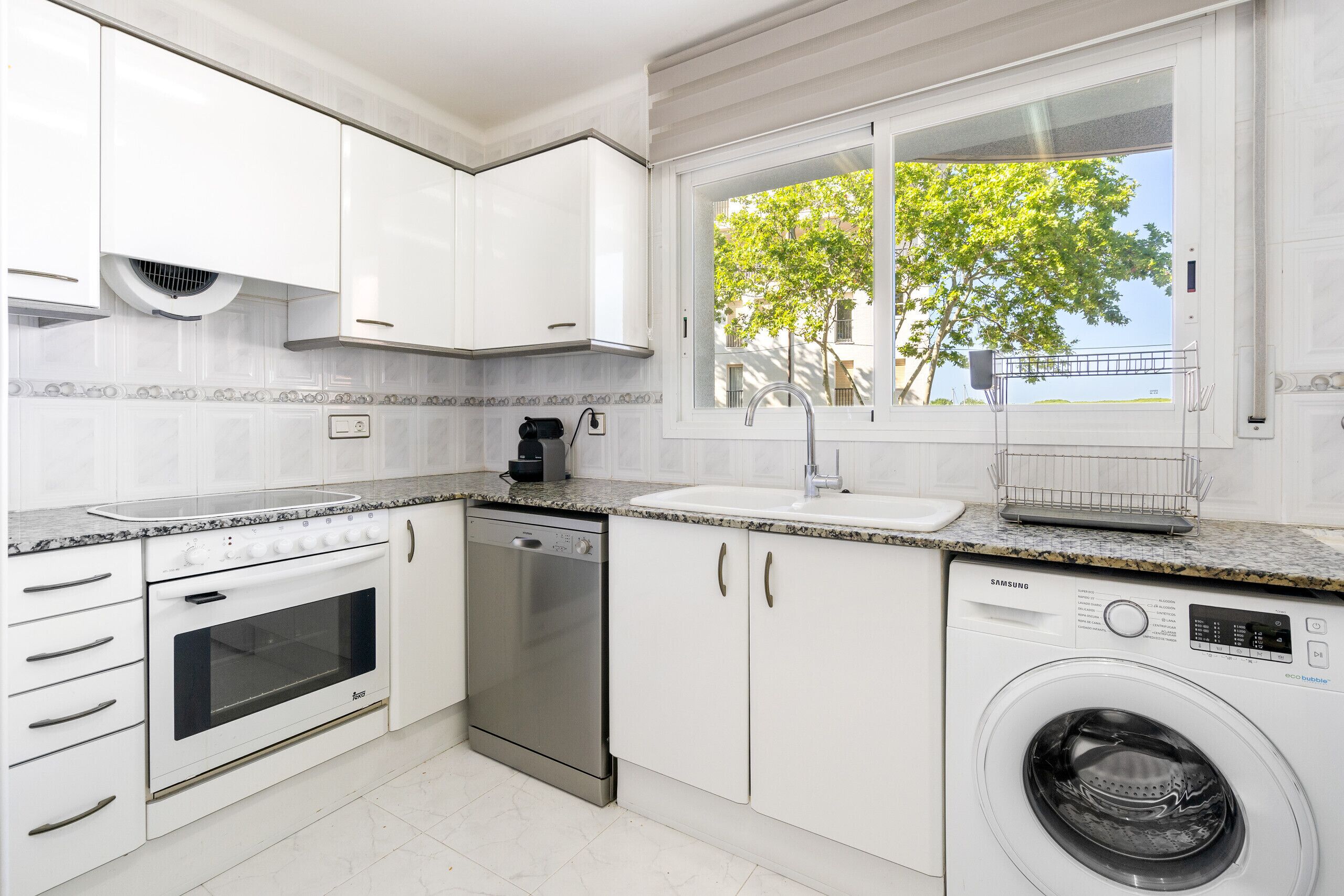 Réfrigérateur, micro-ondes, four, lave-vaisselle