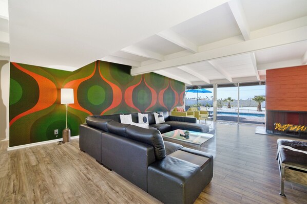 Una Smart TV, una chimenea, libros