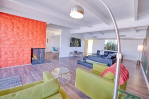 Una Smart TV, una chimenea, libros