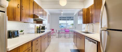 Microondas, horno, placa de cocina, lavavajillas