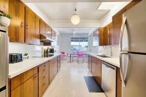 Microondas, horno, placa de cocina y lavavajillas