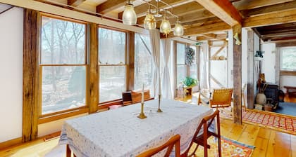 Gorgeous woodland home with deck & firepit - walk to ocean bluffs & Rail Trail