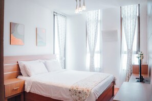 2 makuuhuonetta, silitysrauta/-lauta, vuodevaatteet