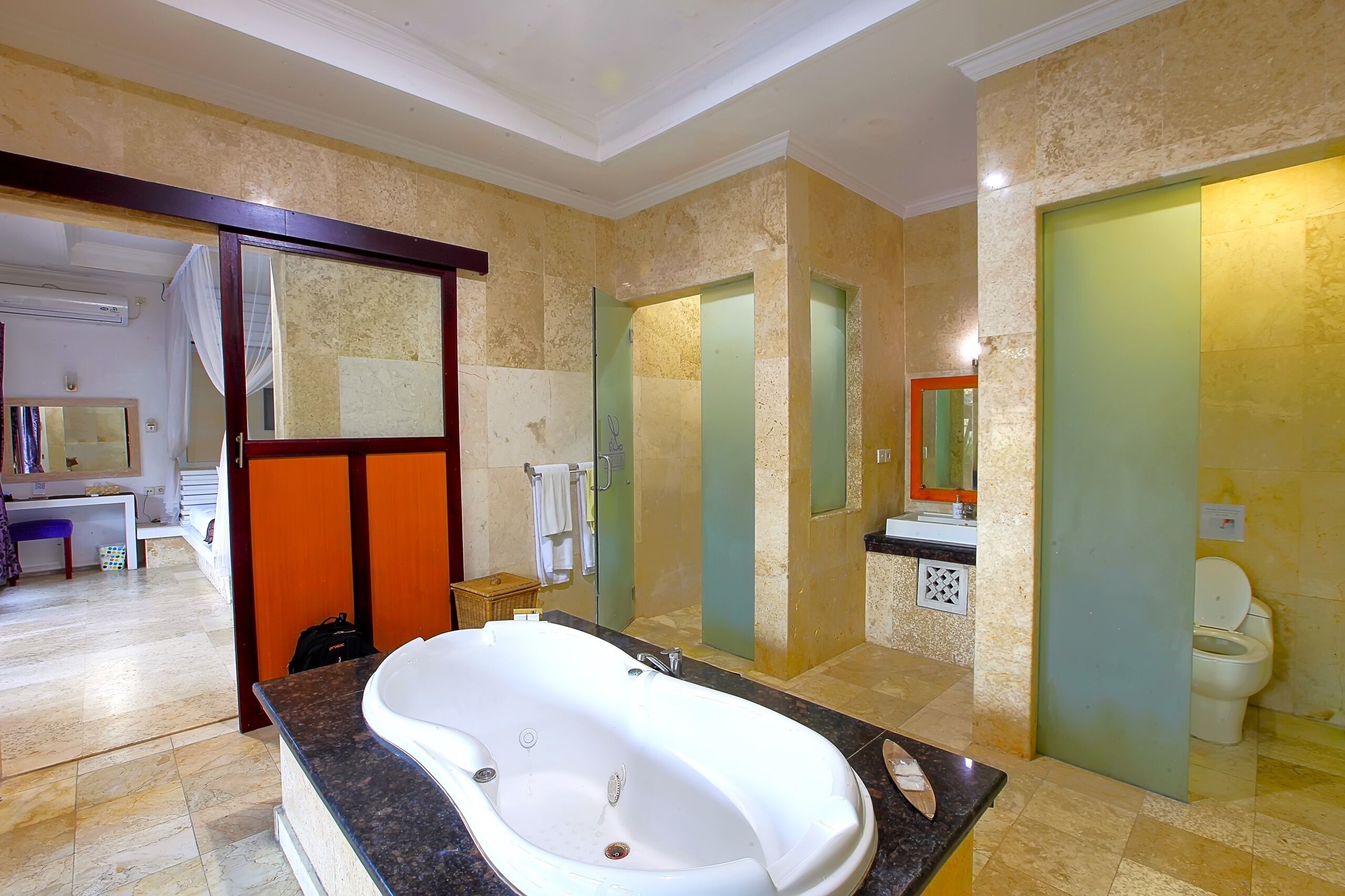 Classic-Villa | Badezimmer | Badewanne, Haartrockner, Hausschuhe, Bidet