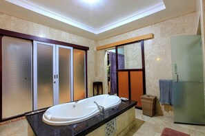 Classic Villa | Bathroom | Bathtub, hair dryer, slippers, bidet - Private Pool Villas (Kuta)