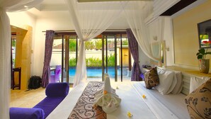 Une chambre avec un lit, un canapé et une vue sur une piscine.