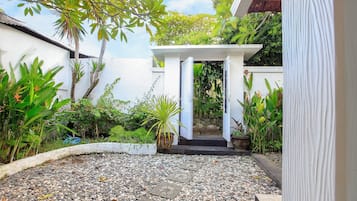 Pintu masuk properti