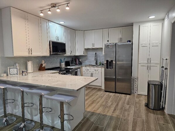 Fridge, microwave, oven, stovetop - Newly Remodeled, great location in Hilton Head Island (Hilton Head Island)