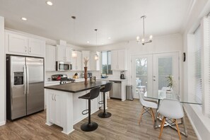 Køleskab, mikrobølgeovn, ovn, kogeplade