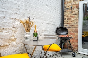 Outdoor dining - The Mustard Pot - a family break that sleeps 4 guests in 2 bedrooms (York)