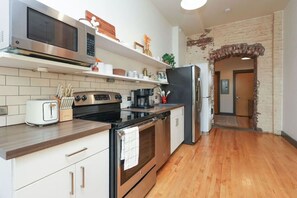 Køleskab, mikrobølgeovn, ovn, kogeplade