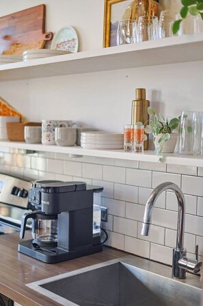Réfrigérateur, four à micro-ondes, un four, surface de cuisson