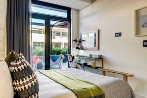 1 habitación, escritorio, tabla de planchar con plancha y wifi