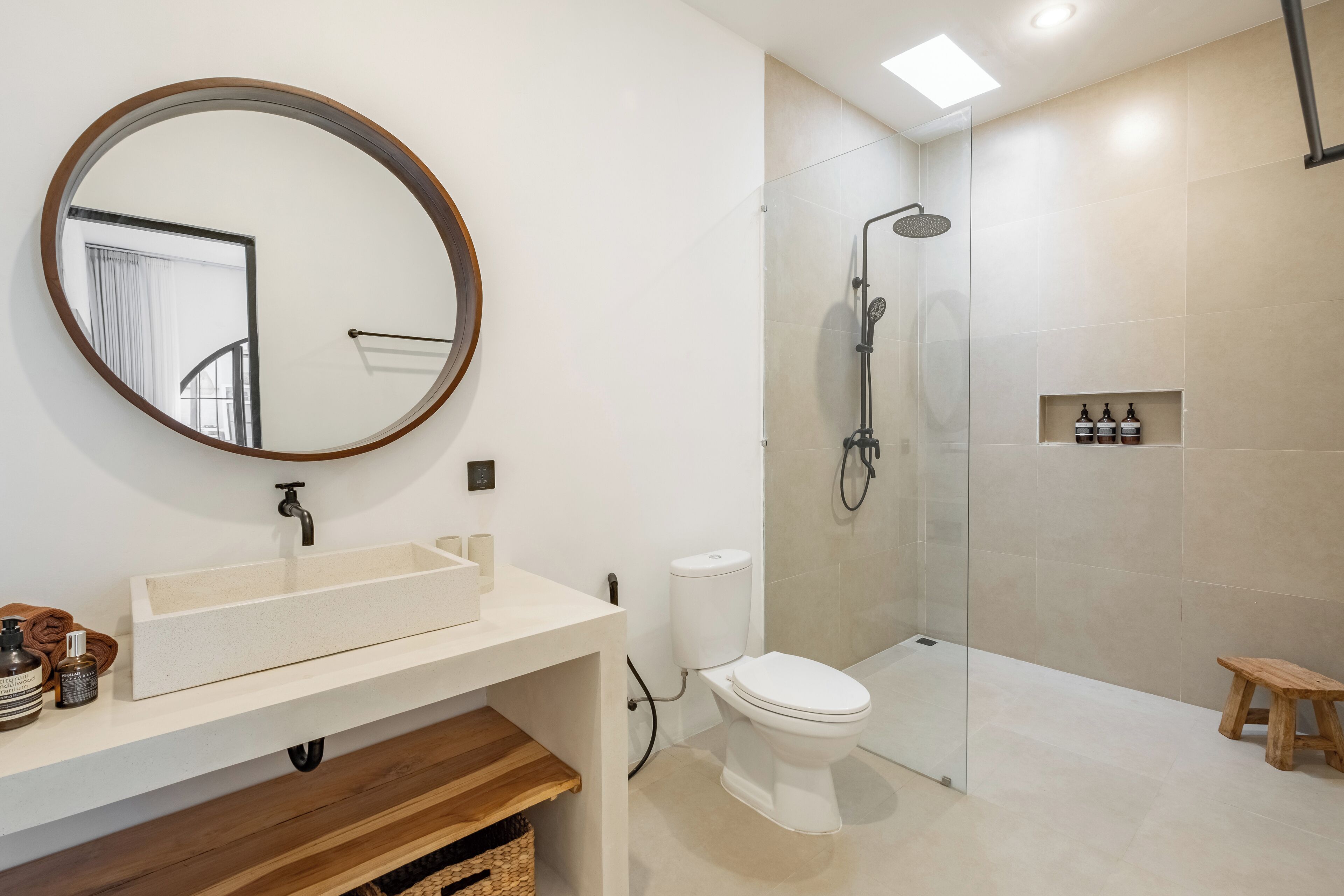 Deluxe Villa, Pool View | Bathroom | Shower, rainfall showerhead, hair dryer, towels