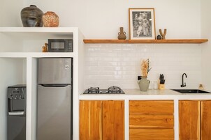 Villa Deluxe, vistas a la piscina | Cocina básica privada | Frigorífico, microondas, placa de cocina y cafetera o tetera