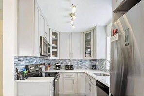 Réfrigérateur, micro-ondes, lave-vaisselle, cafetière/bouilloire