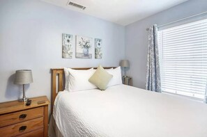 2 bedrooms, iron/ironing board, WiFi - Castaway Cove: Charming 2BR Townhome in New Town, Key West with Shared Pool, Private Patio & Kayaks! (Key West)
