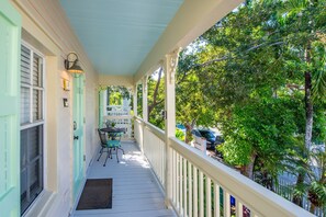 Outdoor dining - Palm Isle: Tropical 2nd-Floor Unit, Shared Heated Pool, Near Duval St, Historic Seaport & Beaches (Key West)