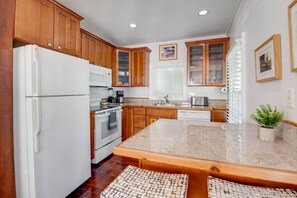 Refrigerador, microondas, lavavajillas y cafetera y tetera 