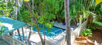 Palm Isle: Tropical 2nd-Floor Unit, Shared Heated Pool, Near Duval St, Historic Seaport & Beaches