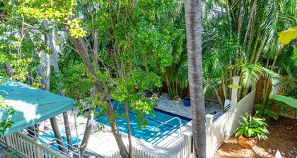 Palm Isle: Tropical 2nd-Floor Unit, Shared Heated Pool, Near Duval St, Historic Seaport & Beaches