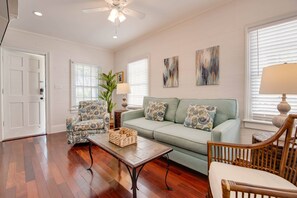 TV - Palm Isle: Tropical 2nd-Floor Unit, Shared Heated Pool, Near Duval St, Historic Seaport & Beaches (Key West)