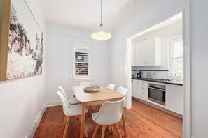 Micro-ondes, four, plaque de cuisson