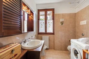 Shower, hair dryer, bidet, towels - Appartamento Alessandra, Laveno Mombello, Italy (Laveno Mombello)