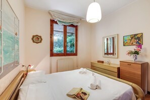 2 bedrooms, iron/ironing board, free WiFi, bed sheets - Appartamento Alessandra, Laveno Mombello, Italy (Laveno Mombello)