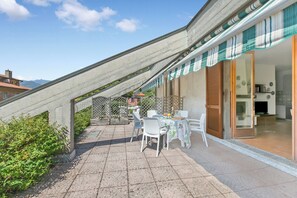 Outdoor dining - Appartamento Alessandra: Terrace and Lake View, Laveno Mombello, Italy (Laveno Mombello)