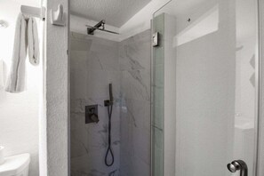Shower, hair dryer, towels - Canal-Front Escape with Private Pool & Game Room in Port Charlotte - Point Of Rocks (Port Charlotte)