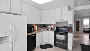 Frigorifero, microonde, forno, piano cottura