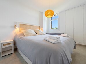 3 chambres, fer et planche à repasser, Wi-Fi, draps fournis