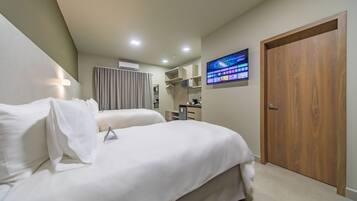 Signature Suite, Private Bathroom, Garden View (Suite Junior 1.06) | Premium bedding, down duvets, blackout curtains, iron/ironing board