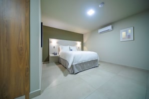 Superior Double Room, Private Bathroom (One Queen Room 2.05)