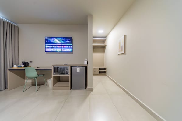 Premium Double Room, Private Bathroom, Garden View (One Queen Room 2.04)