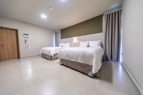 Premium-Doppelzimmer, eigenes Bad (Two Queen Room 2.06) | 1 Schlafzimmer, hochwertige Bettwaren, Daunenbettdecken