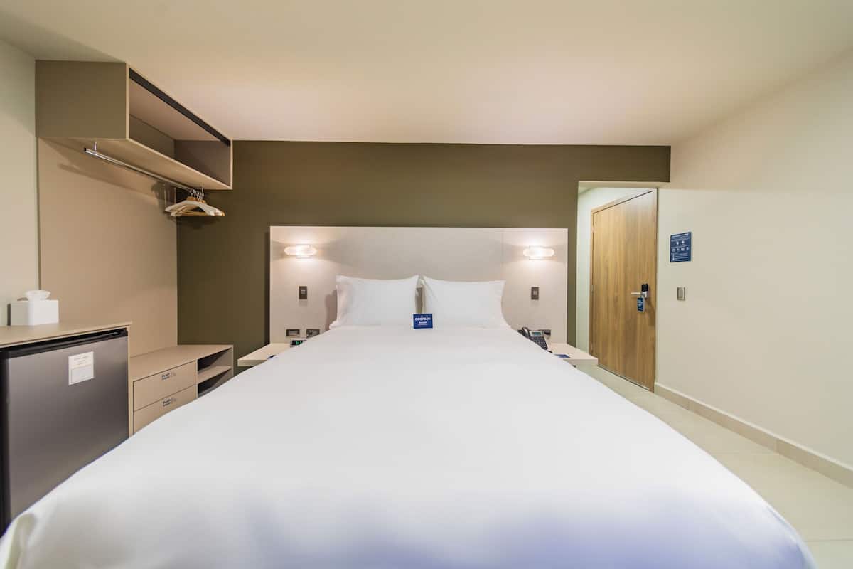 Premium Double Room, Private Bathroom, Garden View (One Queen Room 2.01)