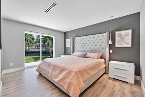 4 bedrooms, desk, free WiFi, bed sheets