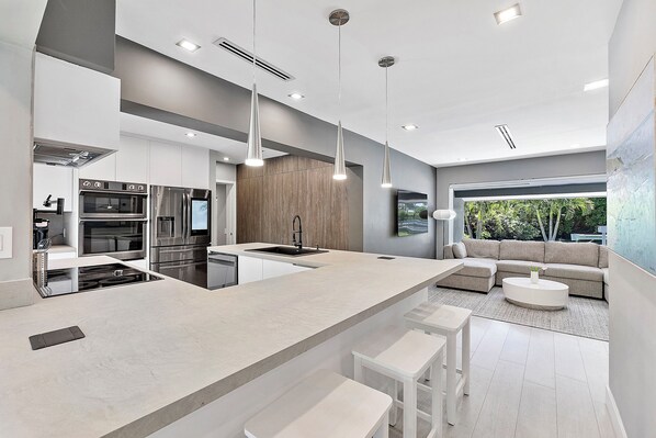 Fridge, microwave, oven, stovetop - Private Luxury SE Fort Lauderdale Peninsula with Large, Heated Pool and Dock (Fort Lauderdale)