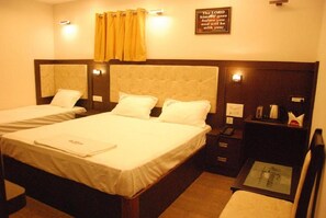Free WiFi, bed sheets - Le Emerald Residency (Chennai)