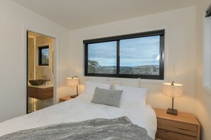 4 slaapkamers, een bureau, een strijkplank/strijkijzer, gratis wifi