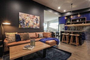 Een smart-tv, videogames, een muziekbibliotheek en een stereo